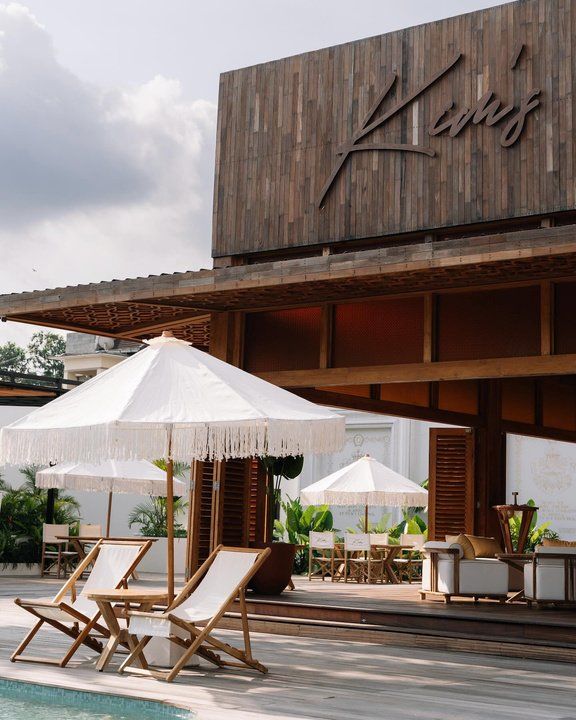 Furniture kayu jati custom di area outdoor Kim's Bar & Kitchen, Sleman Yogyakarta