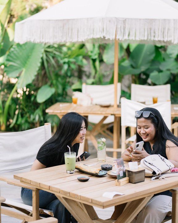 Kursi lipat dan meja kayu jati custom di area duduk tamu Kim's Bar & Kitchen